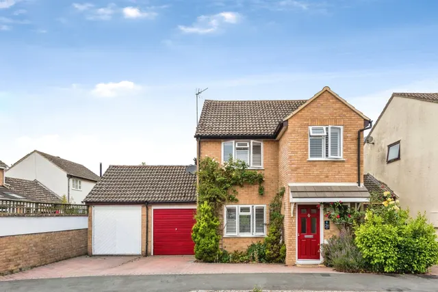 Foxcroft Drive, Carterton, OX18, photo 1