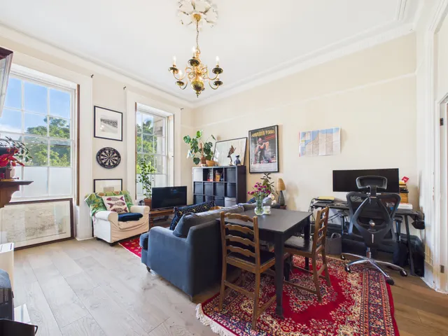 Photo 2 — Flat 2, 21 Lansdown Crescent, Cheltenham, GL50 2LF