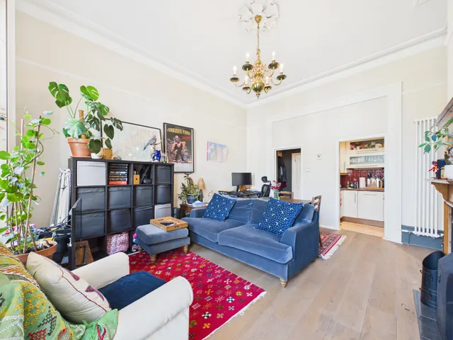 Photo 3 — Flat 2, 21 Lansdown Crescent, Cheltenham, GL50 2LF