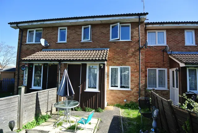 Pond Road, Egham, Surrey, TW20 8BA, photo 1