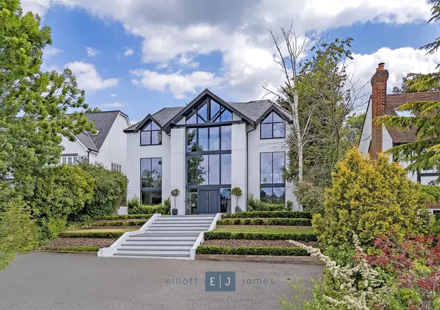 Eleven Acre Rise, Loughton, photo 1
