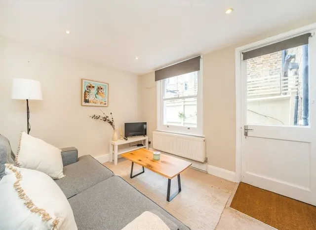 Photo 2 — Merton Road, Putney, SW18