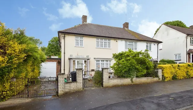 Meadgate Avenue, WOODFORD GREEN, Essex, IG8, photo 1