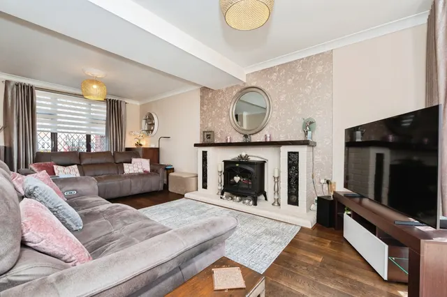 Photo 2 — Foyle Drive, SOUTH OCKENDON, Essex, RM15