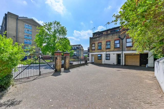 67a Malmesbury Road, London, photo 1
