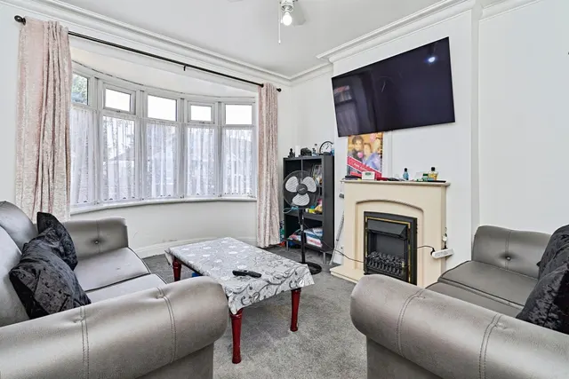 Uplands Avenue, Willenhall, WV13, photo 2