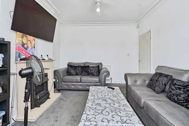 Uplands Avenue, Willenhall, WV13, photo 3
