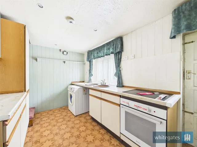 Bradford Road, Idle, BD10, photo 3