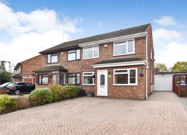 Hazel Avenue, Farnborough, Hampshire, GU14 0DW, photo 1