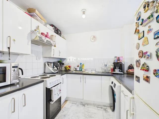 Photo 3 — Gatting Close, Edgware
