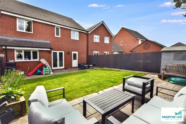 Holywell Fields, Hinckley, photo 1
