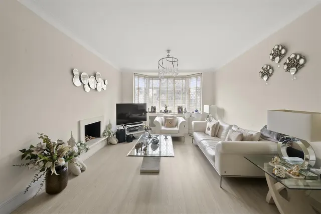 Shaftesbury Avenue, Norwood Green, photo 3