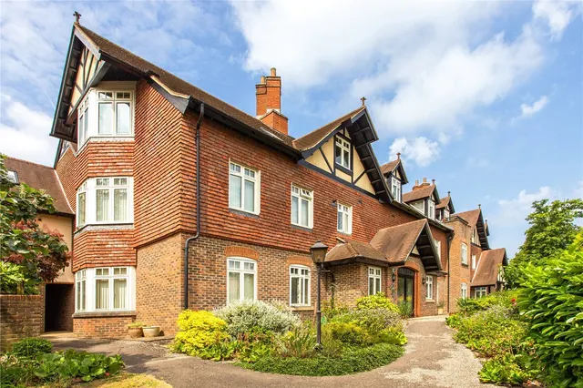 3 bedroom flat — Horsham Road, Bramley, GU5