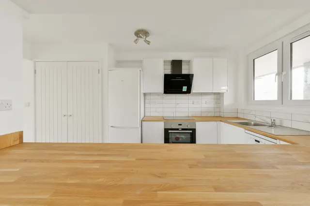 Photo 3 — 84 Romulus Court, 1 Justin Close, Brentford Dock