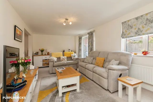 Hutton Close, Trowbridge, BA14, photo 3