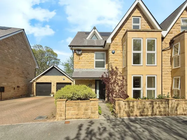 Connaught Court, Harrogate, photo 1