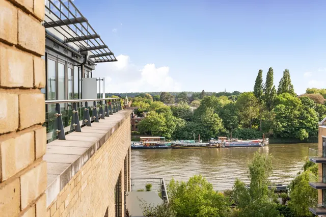 Kew Bridge Road, Brentford, TW8, photo 2