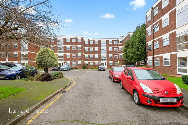 Oak Tree Close, London, photo 1