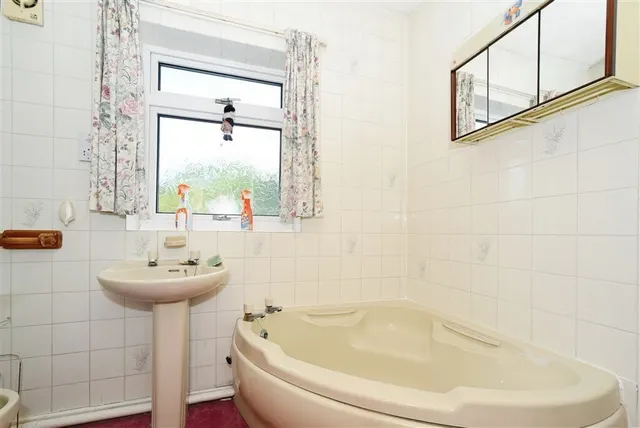 West View Crescent, Devizes, SN10, photo 2