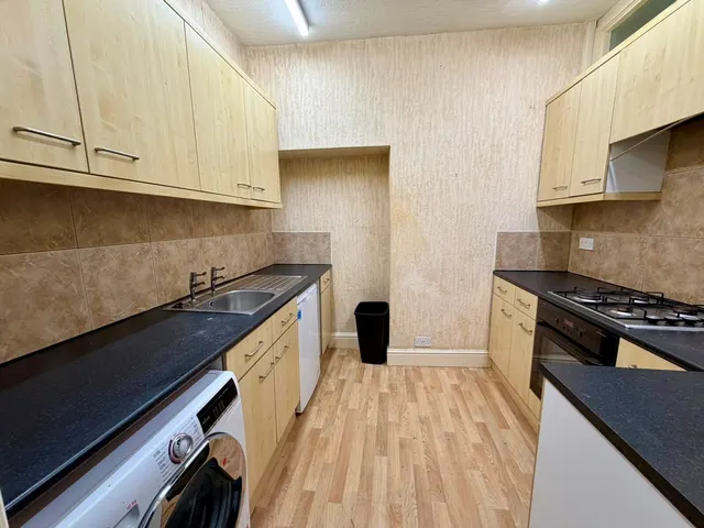 Newland Avenue, HULL, photo 1