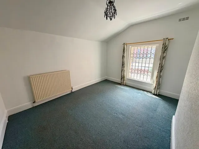 Photo 3 — Newland Avenue, HULL