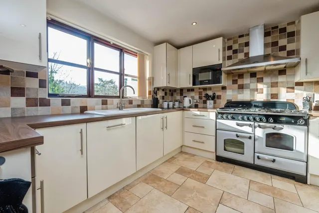 Sutton Bank, Telford, TF8, photo 2
