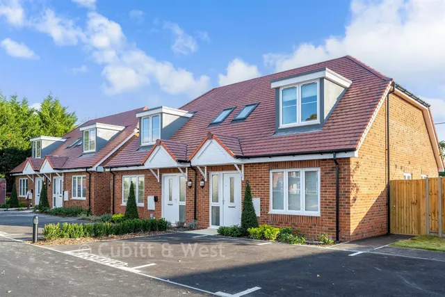Worthing Road, Charmans Lodge, RH13, photo 1