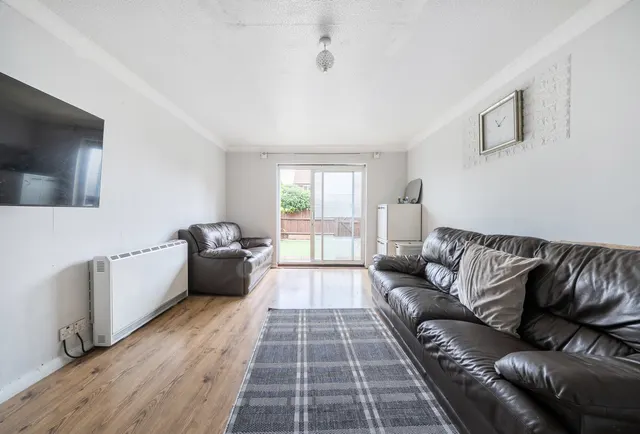 Photo 2 — Tamworth Lane, Mitcham, CR4 1DA