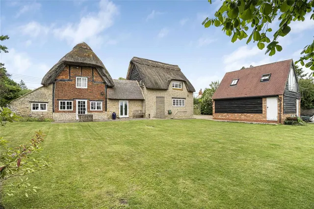 Lillingstone Road, Akeley, MK18, photo 1