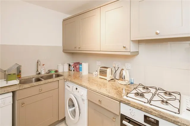 Photo 3 — Hertford Court, 45 Falcon Road, Battersea, London, SW11