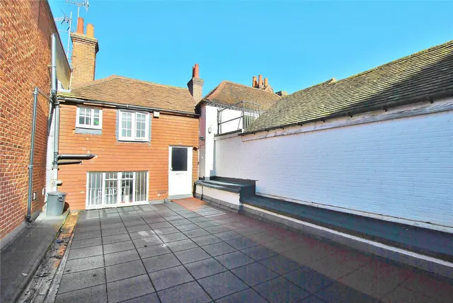 2 bedroom flat, High Street, Guildford, GU1