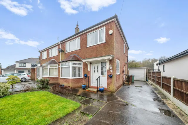 Hoylake Close, Leigh, WN7 3UG, photo 1