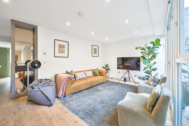 Photo 3 — 25 Edgewood Mews, London