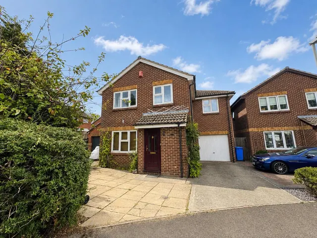 Larch Way, Farnborough, Hampshire, GU14 0QN, photo 1
