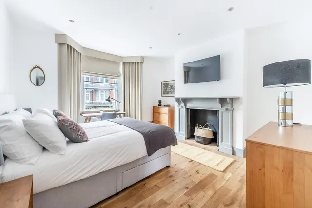 Photo 3 — Flat B Cremorne Mansions, 39 Cremorne Road, London