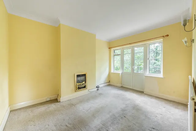Photo 2 — 3b Nugents Court, St Thomas Drive, Pinner