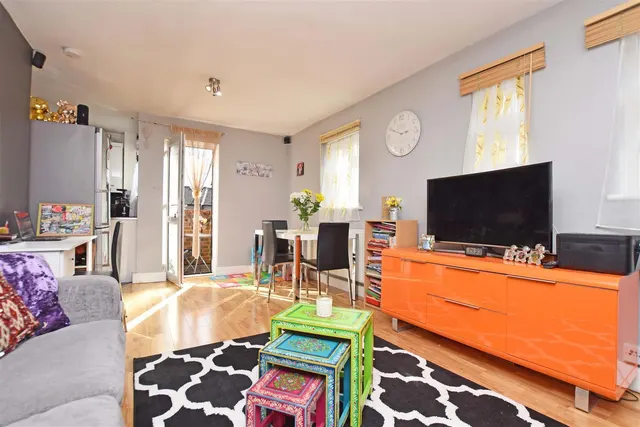 Stanborough Close, Hampton, TW12, photo 2