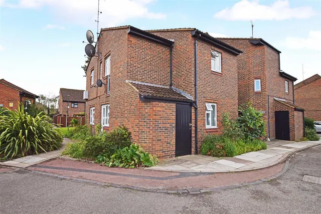 Stanborough Close, Hampton, TW12, photo 1