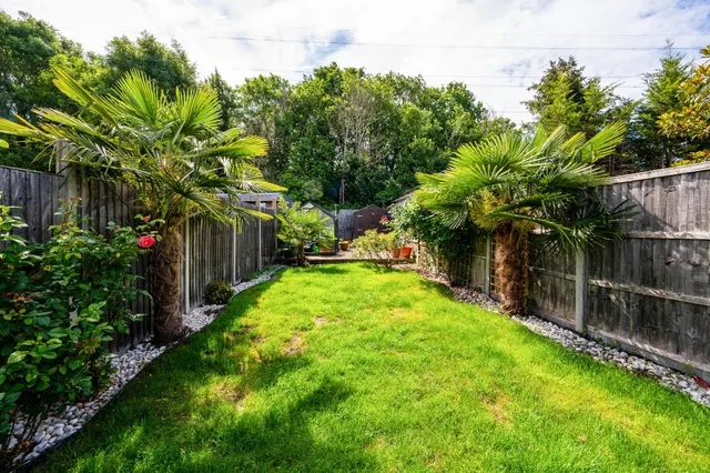 Photo 3 — 71 Ancaster Crescent, New Malden