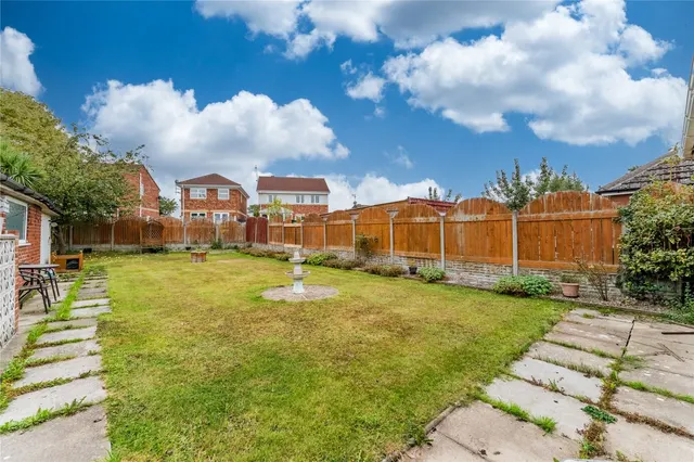 Clayton Holt, South Kirkby, WF9, photo 3