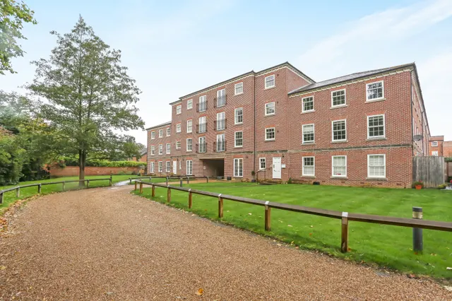 Portsmouth Rd, Milford, GU8, photo 1