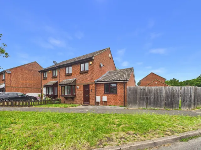 Colnbrook, Berkshire, photo 1