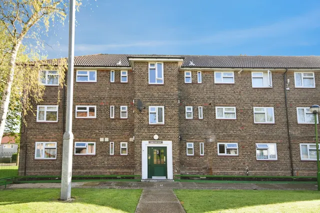 Montgomery Crescent, Romford, RM3, photo 1