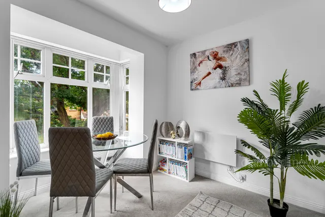Photo 3 — Avondale Gardens, Hounslow, TW4 5EU