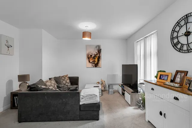 Photo 2 — Avondale Gardens, Hounslow, TW4 5EU
