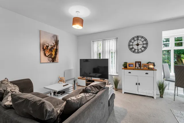 Avondale Gardens, Hounslow, TW4 5EU, photo 1