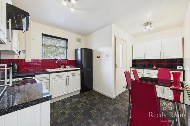 Snapethorpe Crescent, Wakefield, WF2, photo 3