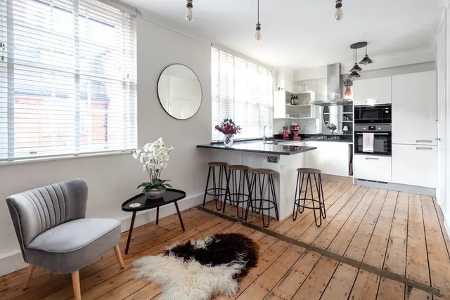 Flat 11, J Block, Peabody Estate, Vauxhall Bridge Road, London, photo 1