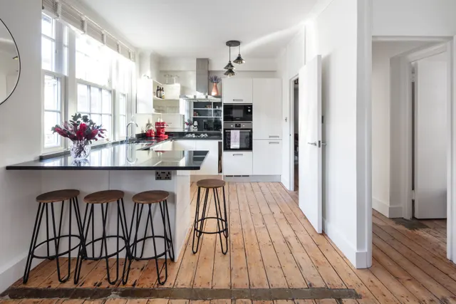 Photo 2 — Flat 11, J Block, Peabody Estate, Vauxhall Bridge Road, London