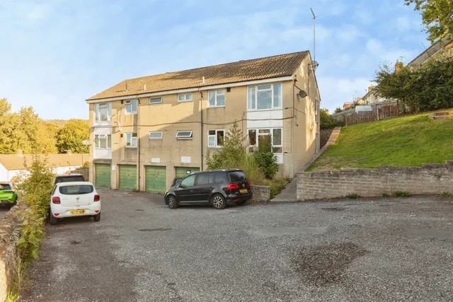 2 bedroom flat, Whitemore Court, Batheaston, BA1